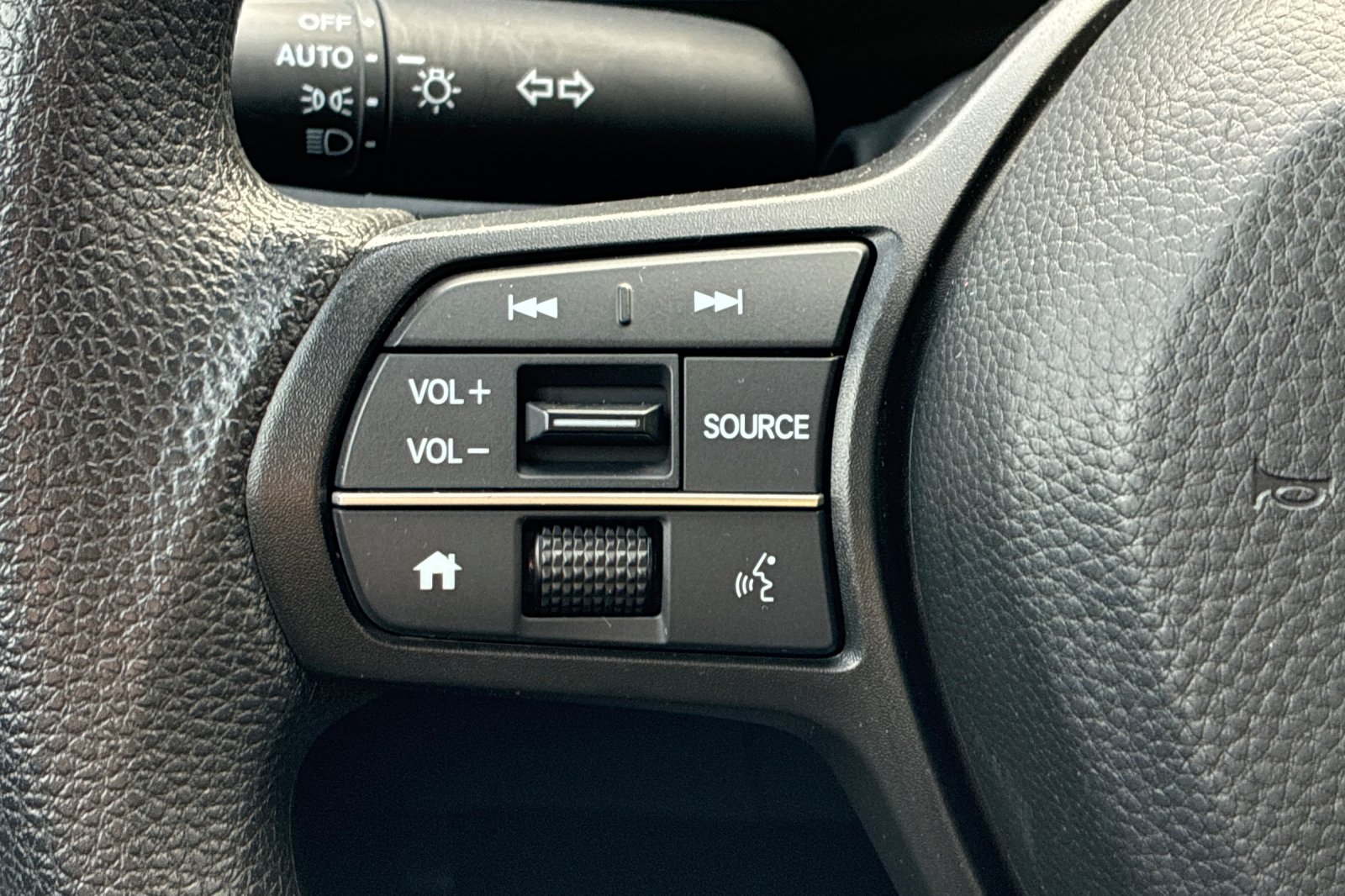 Used 2025 Meteorite Gray Metallic Honda LX image 28