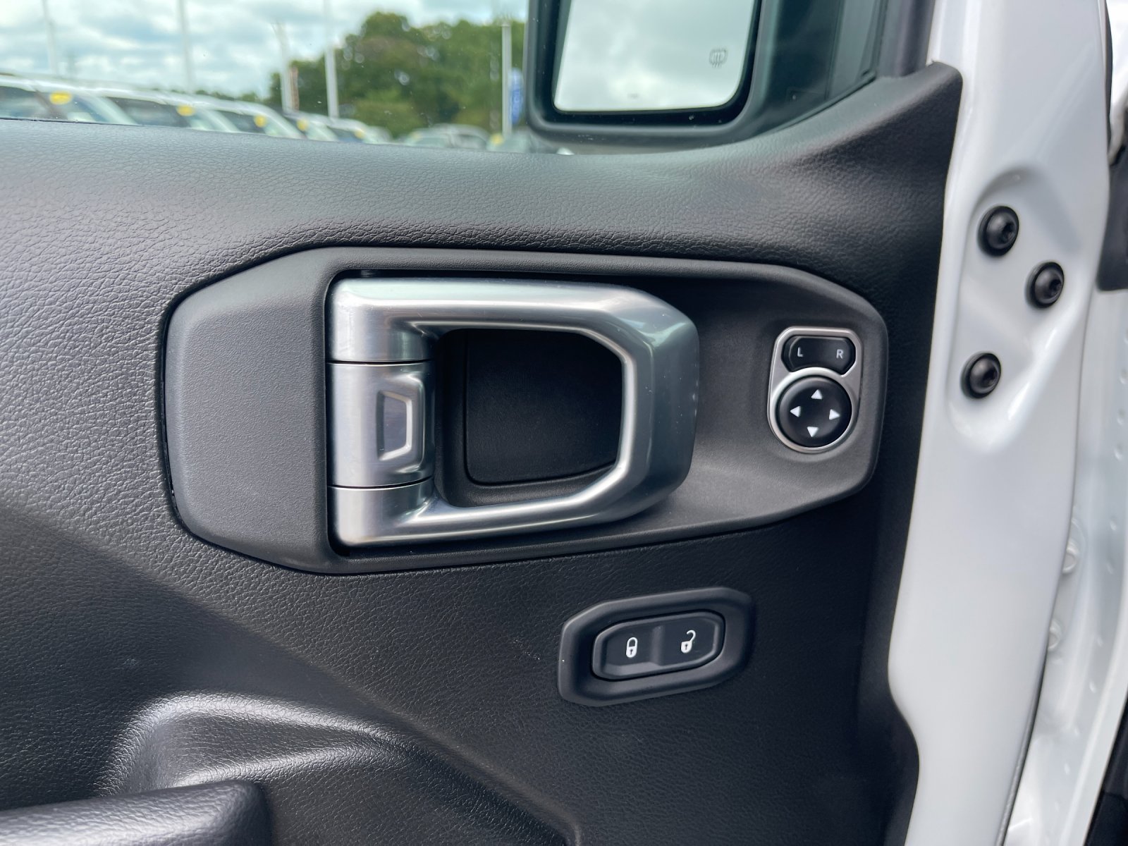 Used 2024 White Jeep Mojave image 13