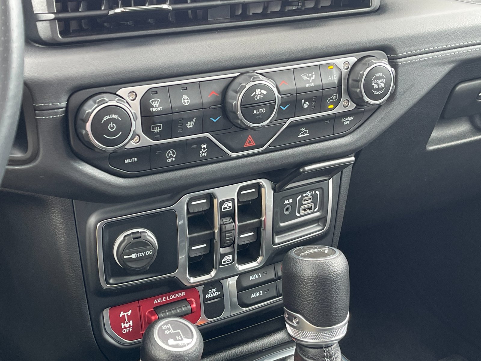 Used 2024 White Jeep Mojave image 22