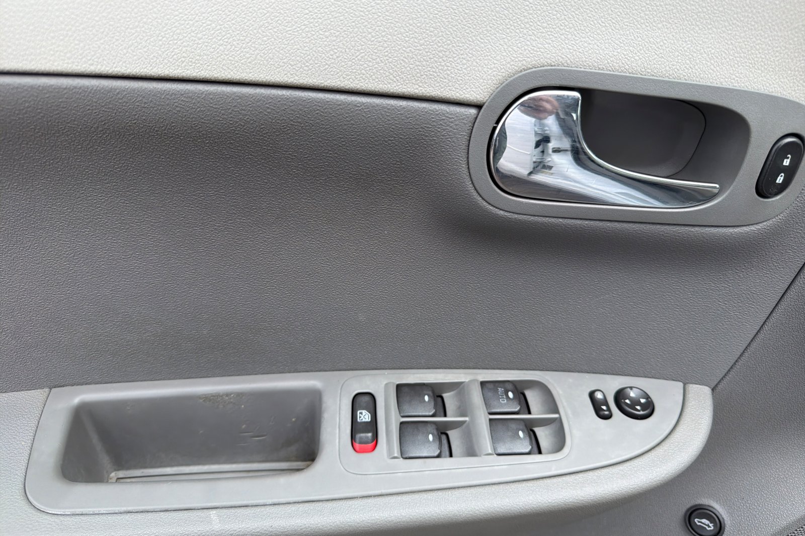 Used 2012 White Chevrolet LT image 9