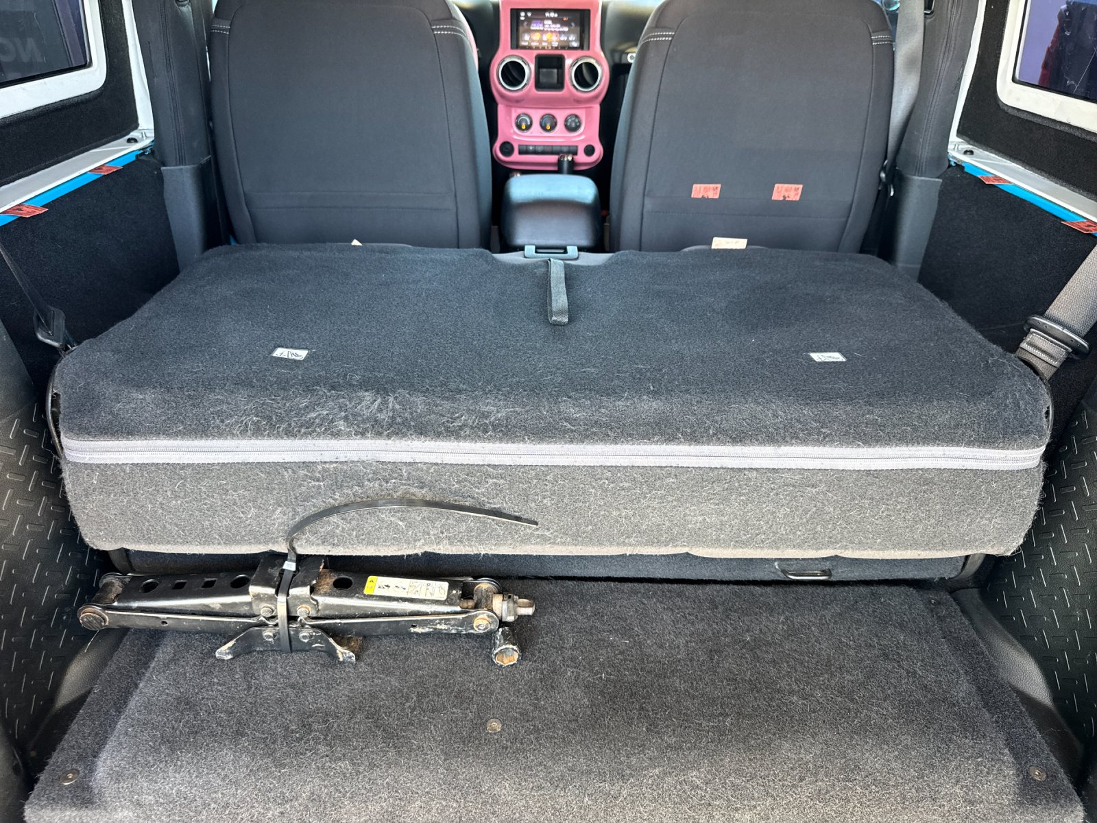 Used 2018 Blue Jeep Rubicon image 15
