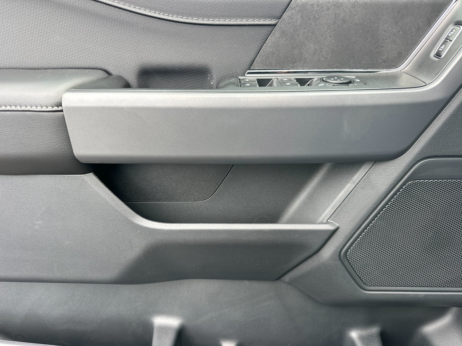 New 2026 Carbonized Gray Metallic Ford XLT image 10