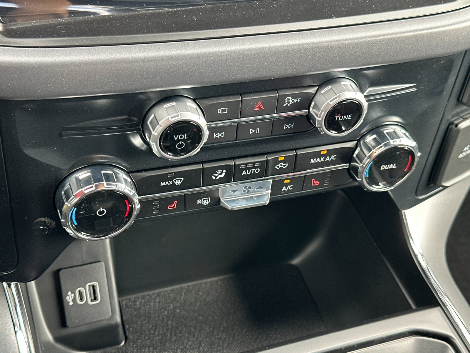 New 2026 Carbonized Gray Metallic Ford XLT image 19