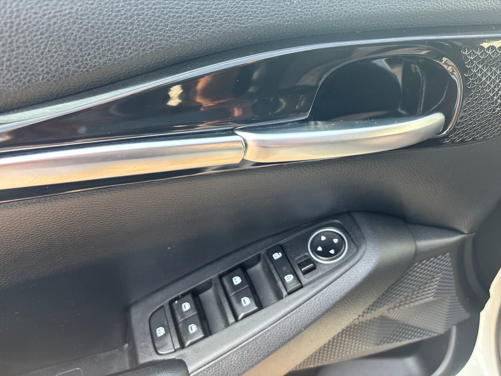 Used 2021 Snow White Pearl Kia S image 12