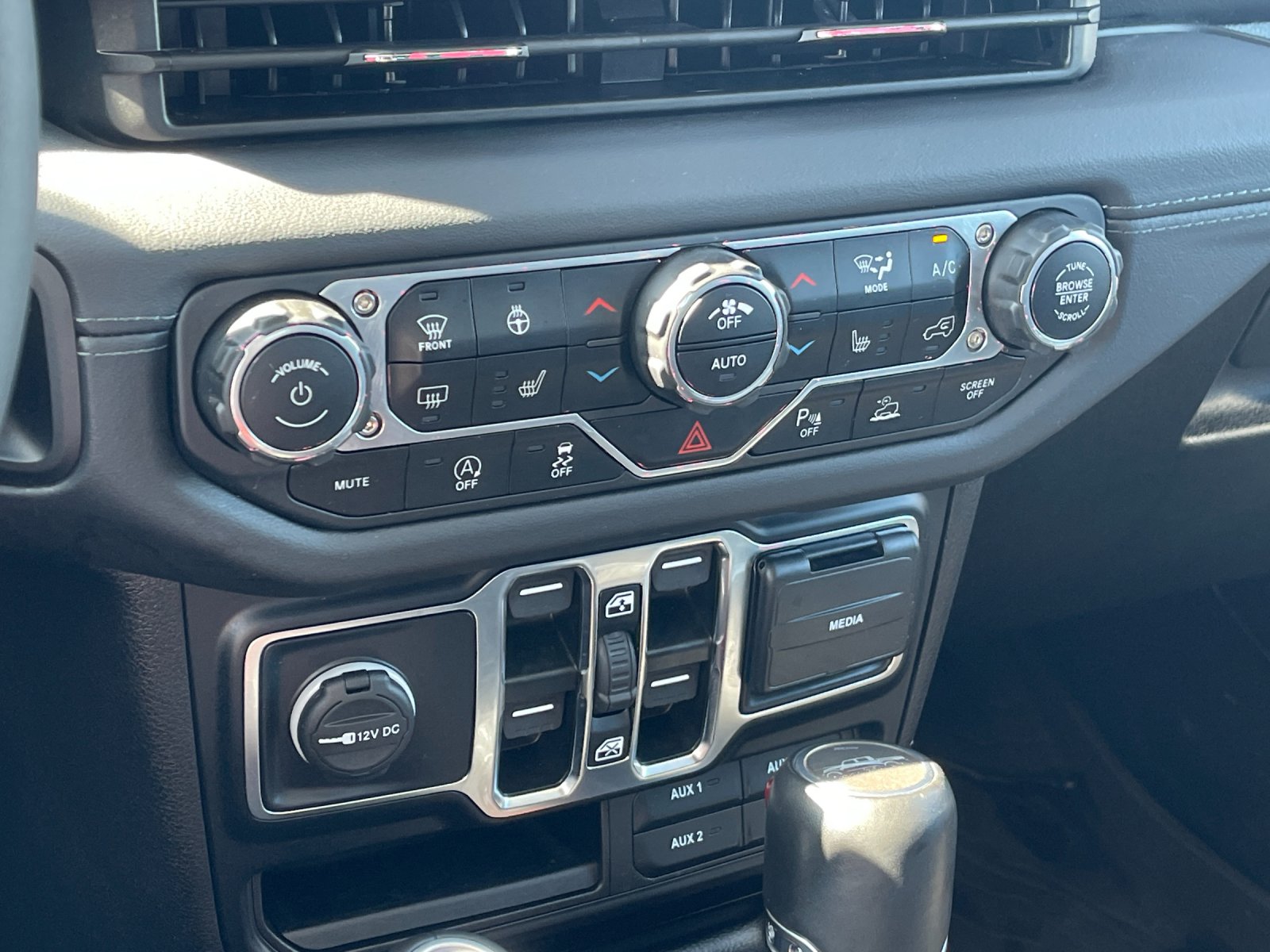 Used 2024 White Jeep Sport S image 21