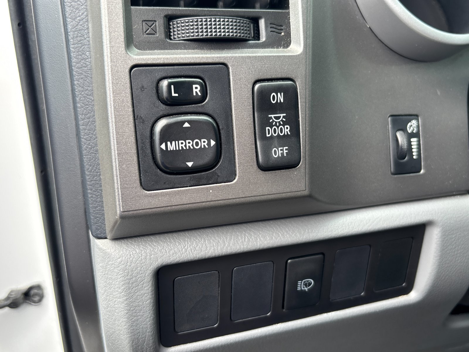 Used 2016 Super White Toyota SR5 image 16