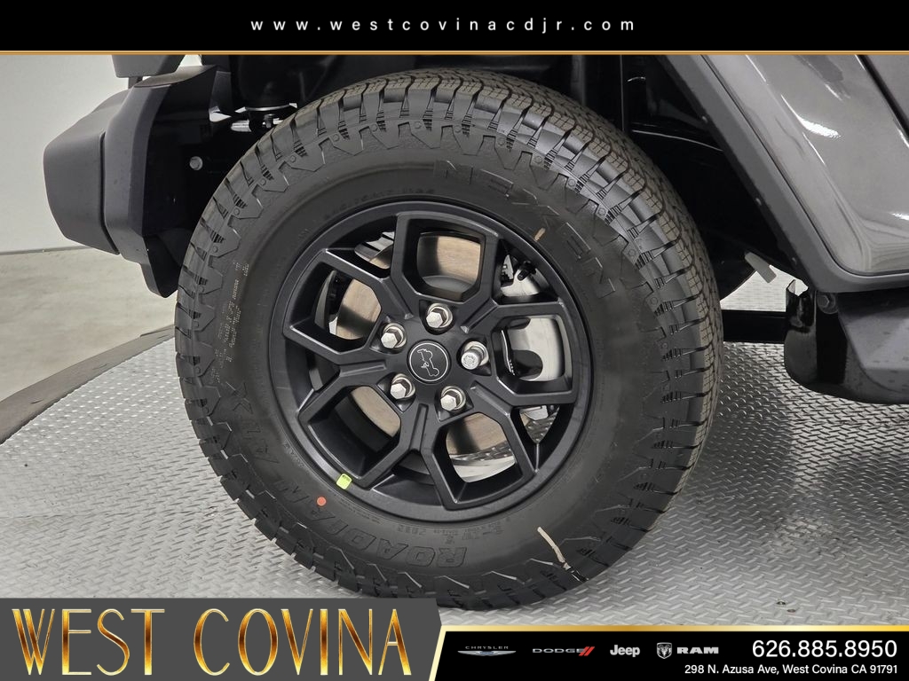 New 2026 Granite Crystal Metallic Clearcoat Jeep California Edition image 9
