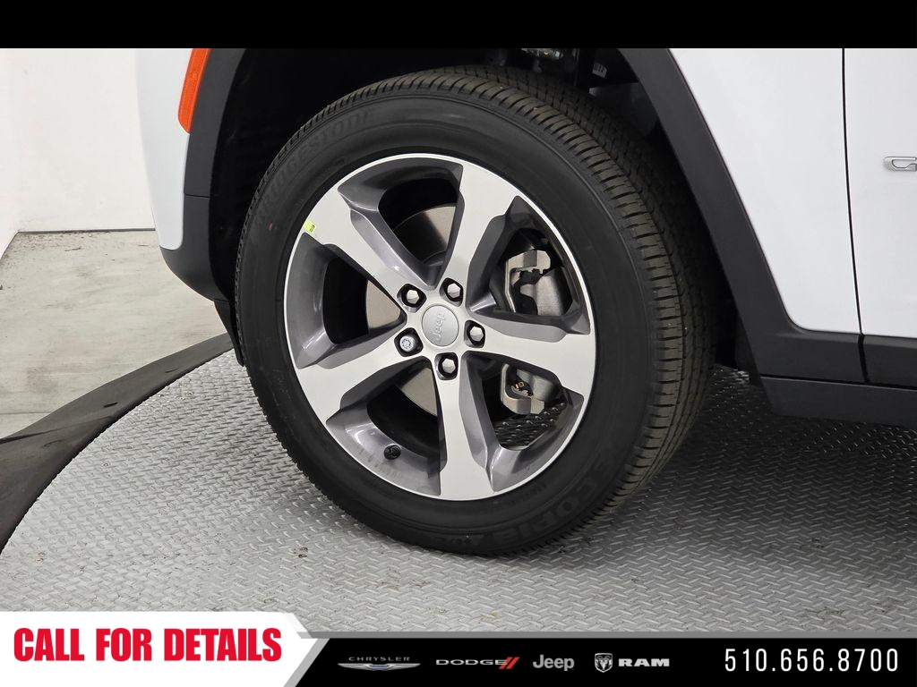 New 2026 Bright White Clear-Coat Exterior Paint Jeep Limited image 9