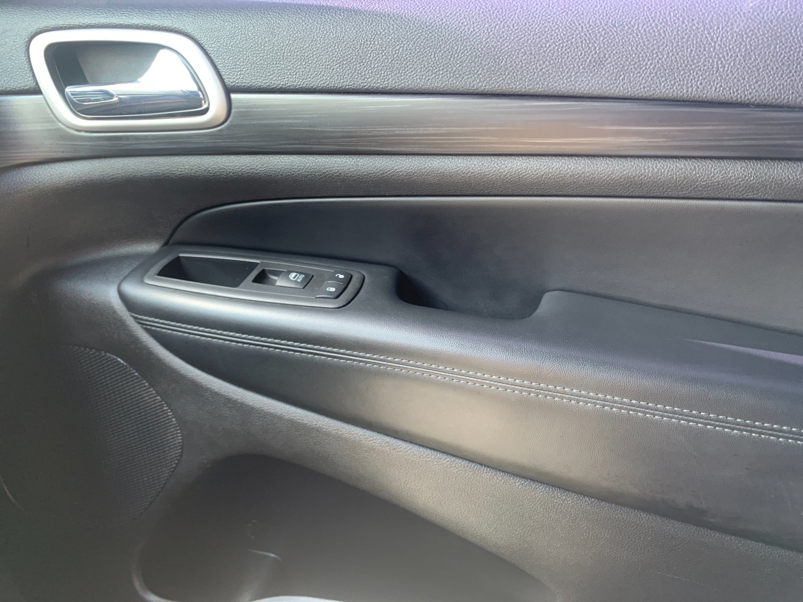 Used 2020 Black Jeep Altitude image 21