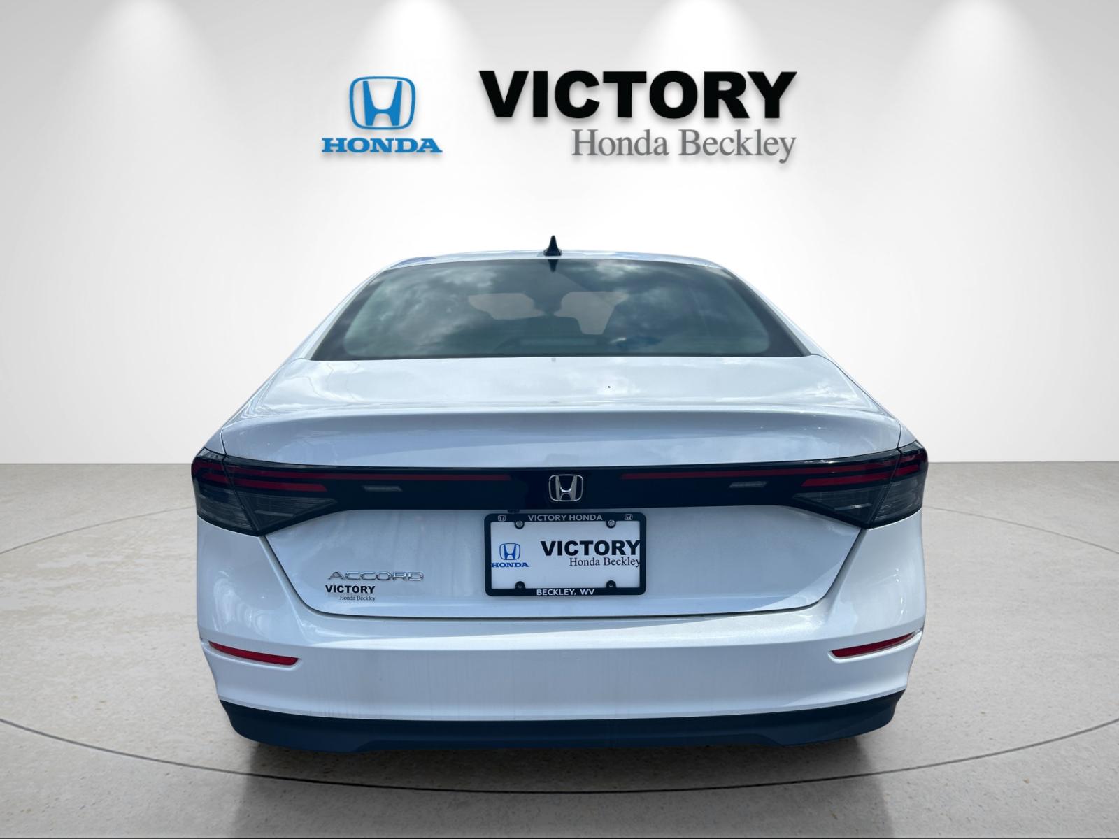 New 2025 Platinum White Pearl Honda 1.5T SE image 4