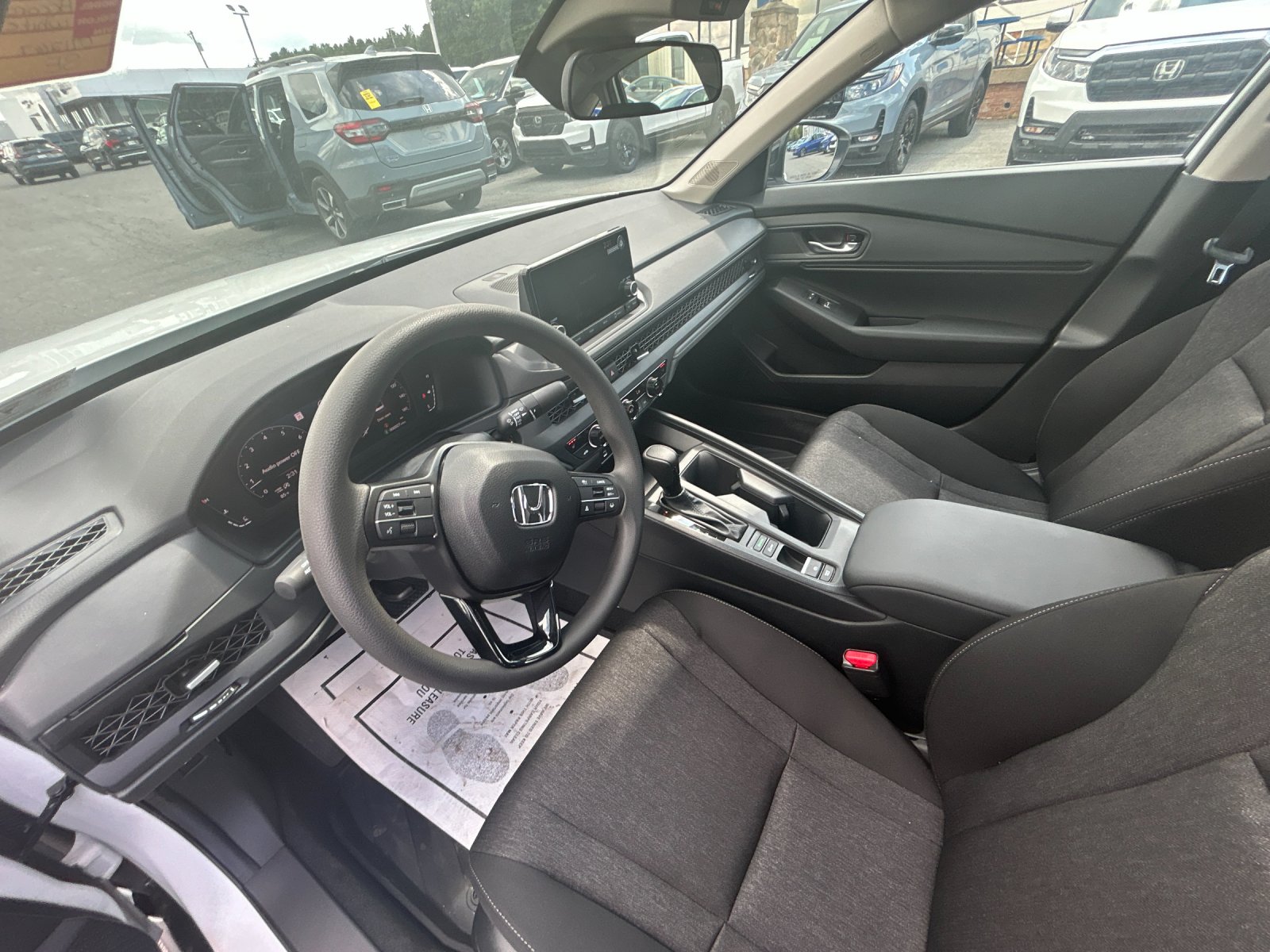 New 2025 Platinum White Pearl Honda 1.5T SE image 11