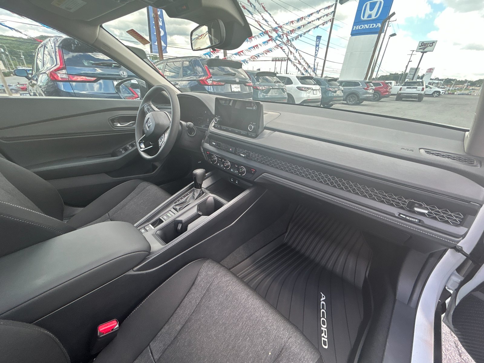 New 2025 Platinum White Pearl Honda 1.5T SE image 18