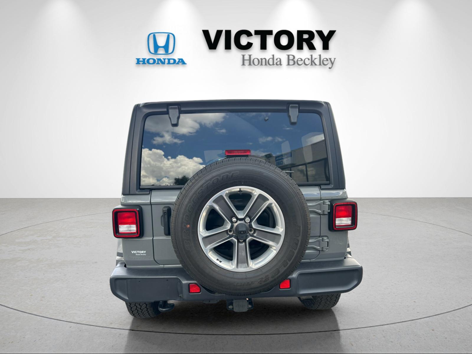 Used 2023 Gray Clearcoat Jeep Sahara image 4