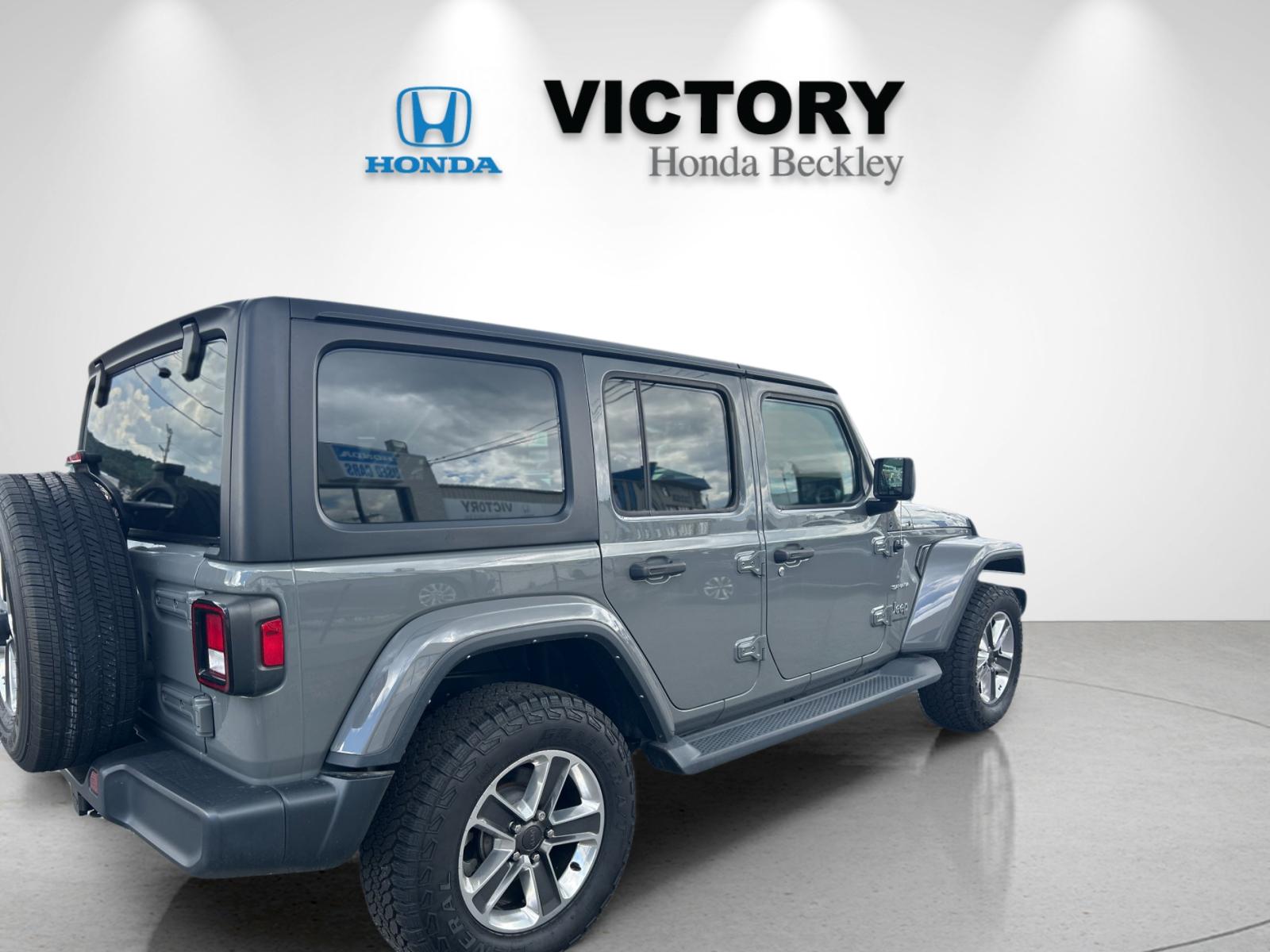 Used 2023 Gray Clearcoat Jeep Sahara image 5