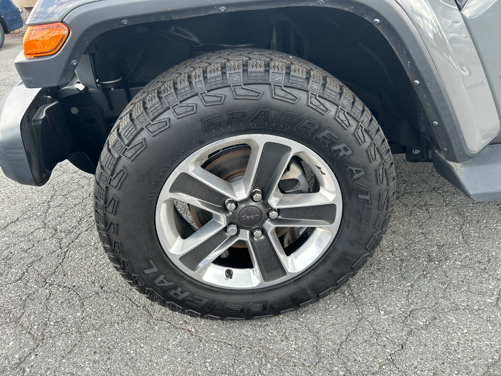 Used 2023 Gray Clearcoat Jeep Sahara image 9