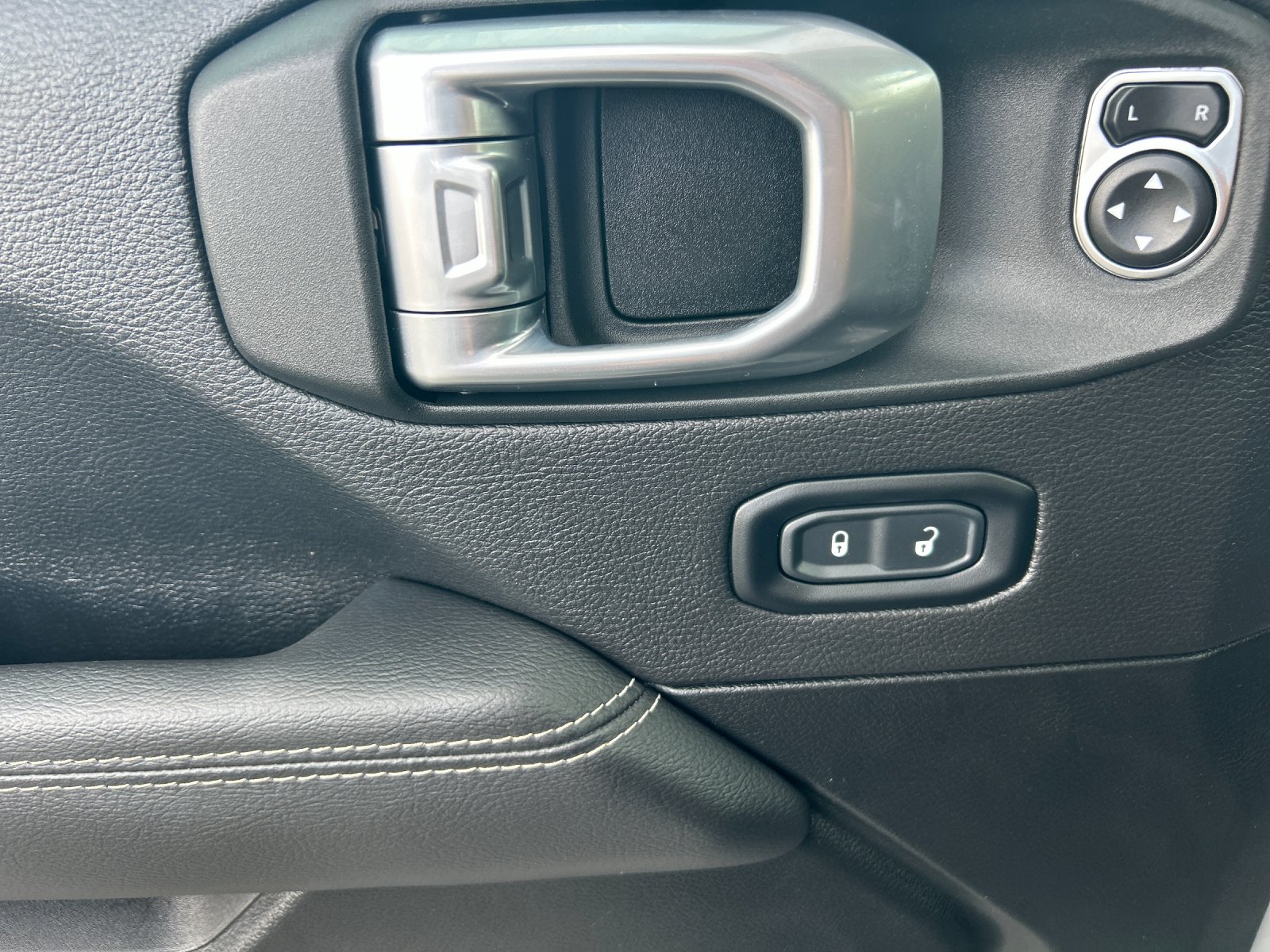 Used 2023 Gray Clearcoat Jeep Sahara image 13