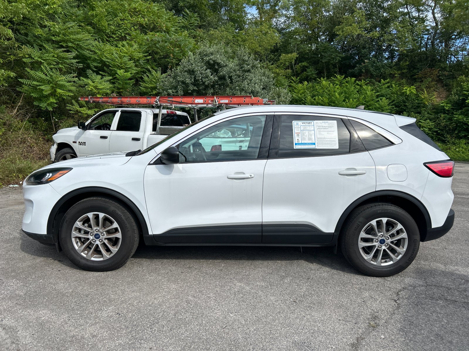 Used 2022 Oxford White Ford SE image 2