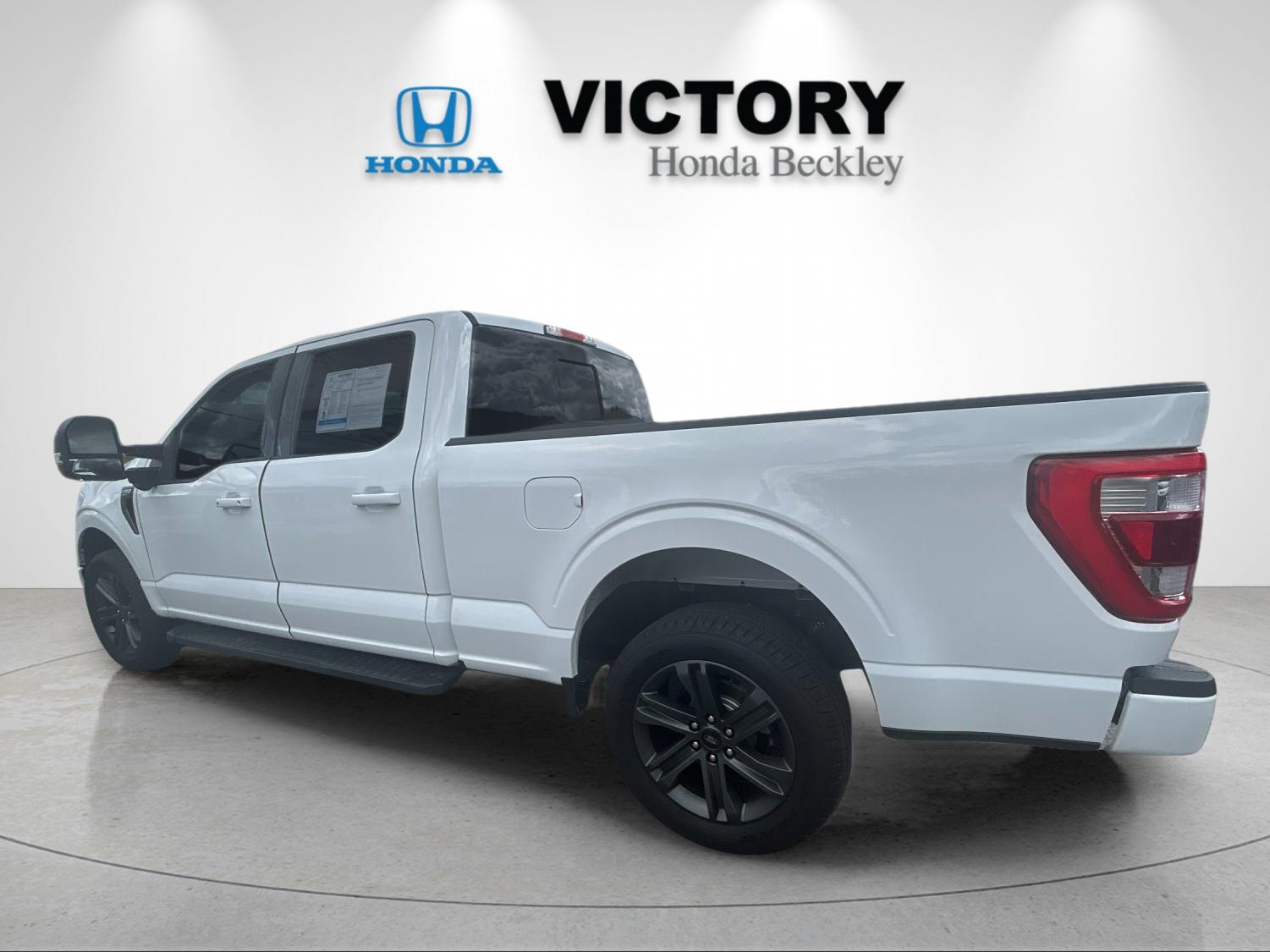 Used 2023 Oxford White Ford Lariat image 3