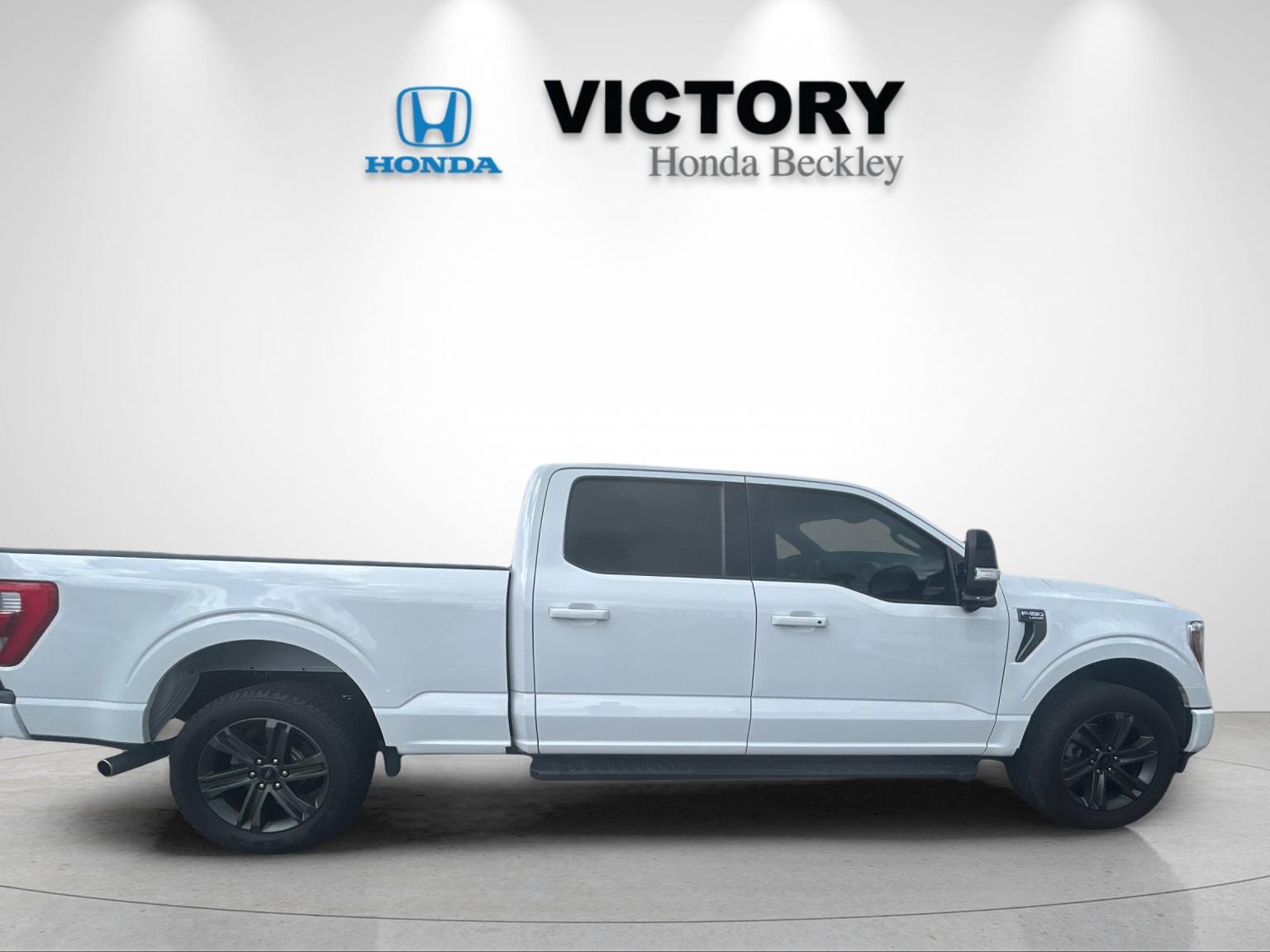Used 2023 Oxford White Ford Lariat image 6