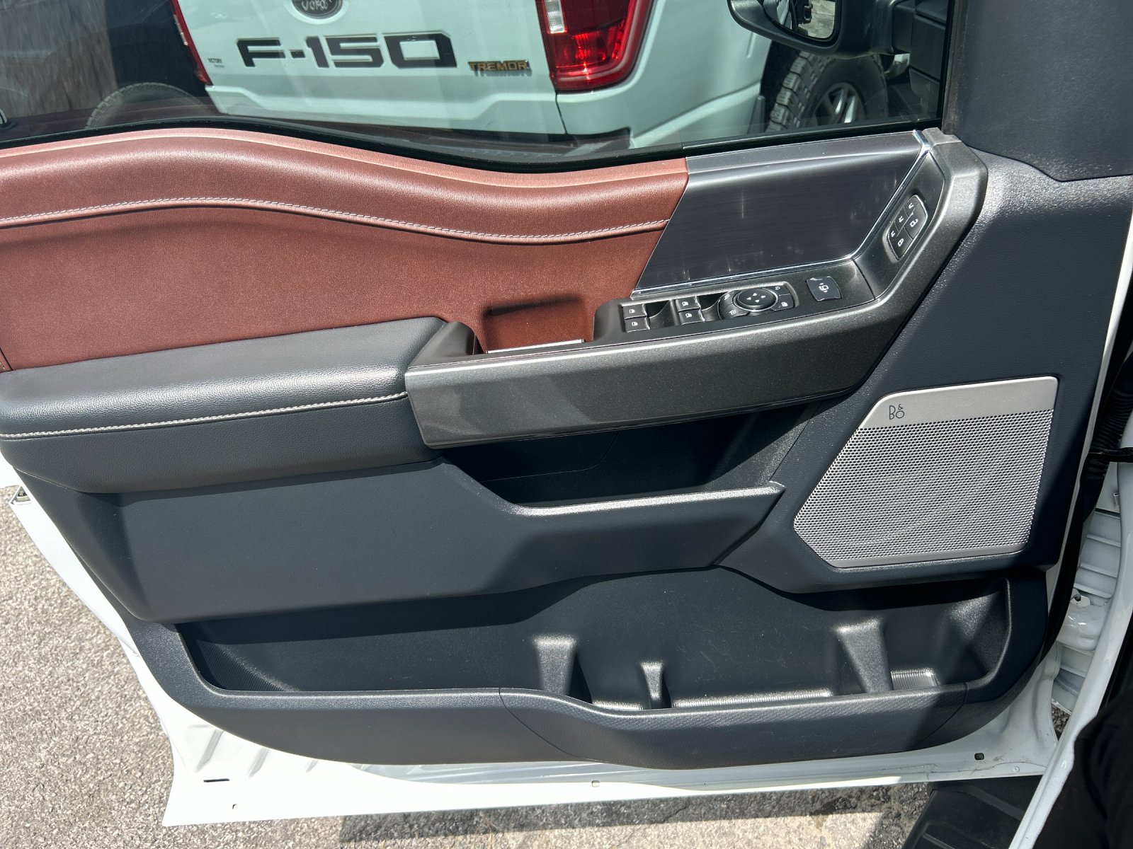 Used 2023 Oxford White Ford Lariat image 12