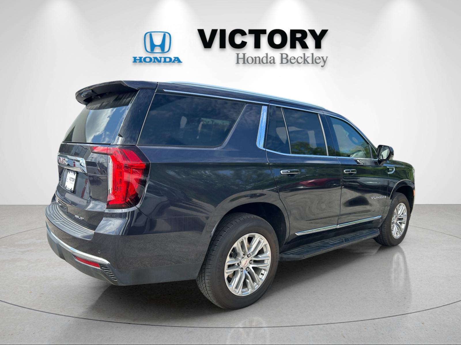 Used 2023 Titanium GMC SLT image 5