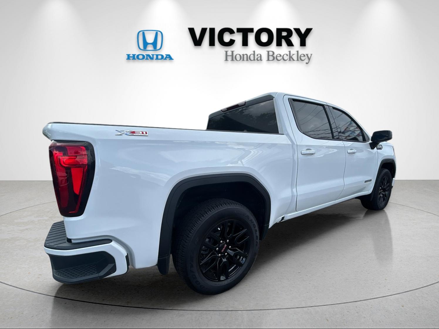 Used 2024 Summit White GMC Elevation image 5