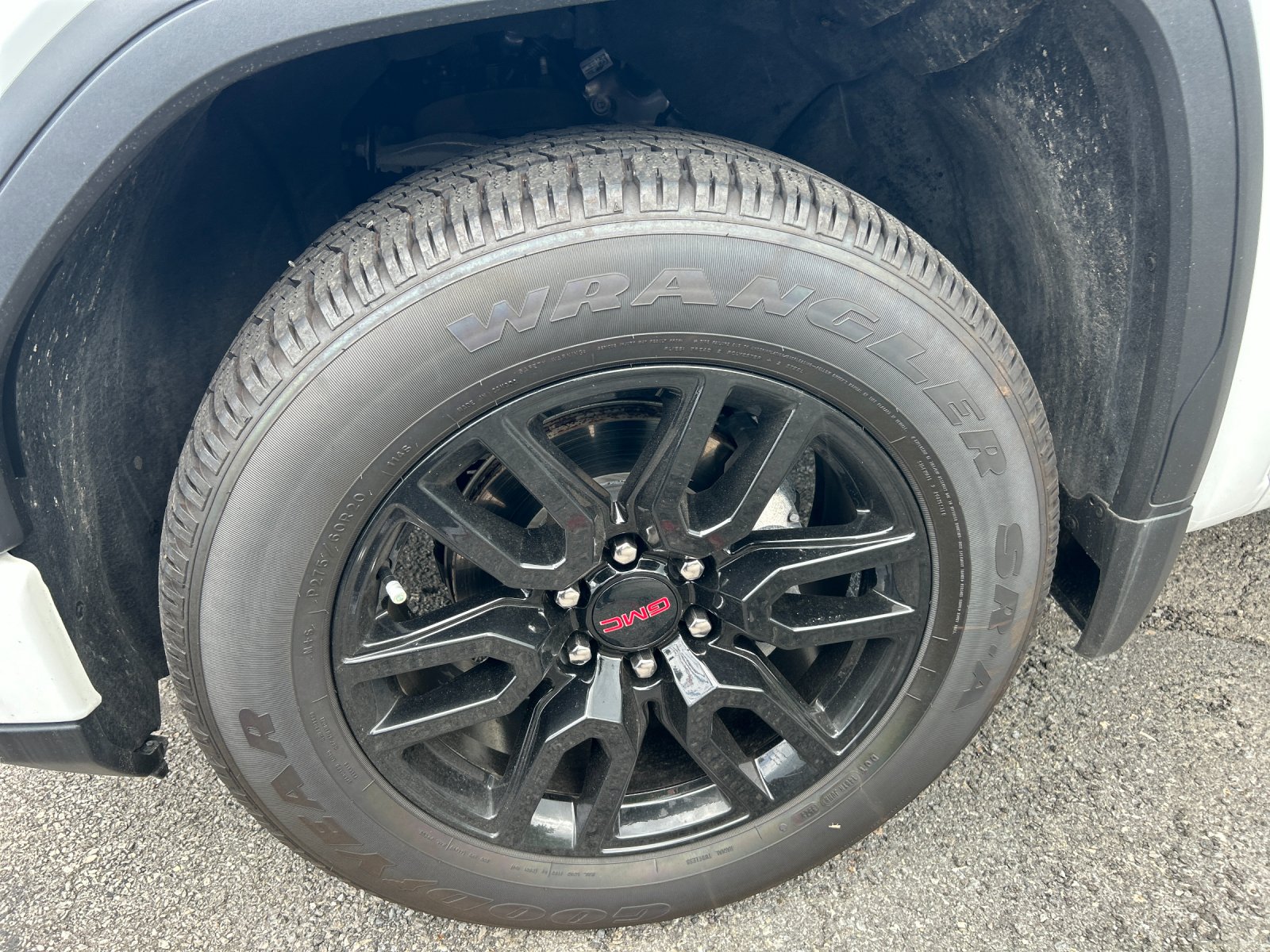 Used 2024 Summit White GMC Elevation image 9