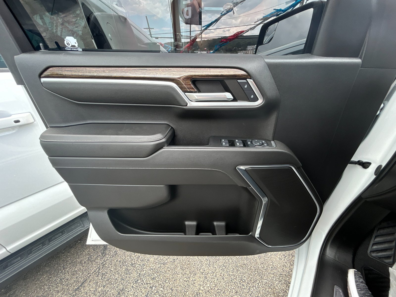 Used 2024 Summit White GMC Elevation image 12