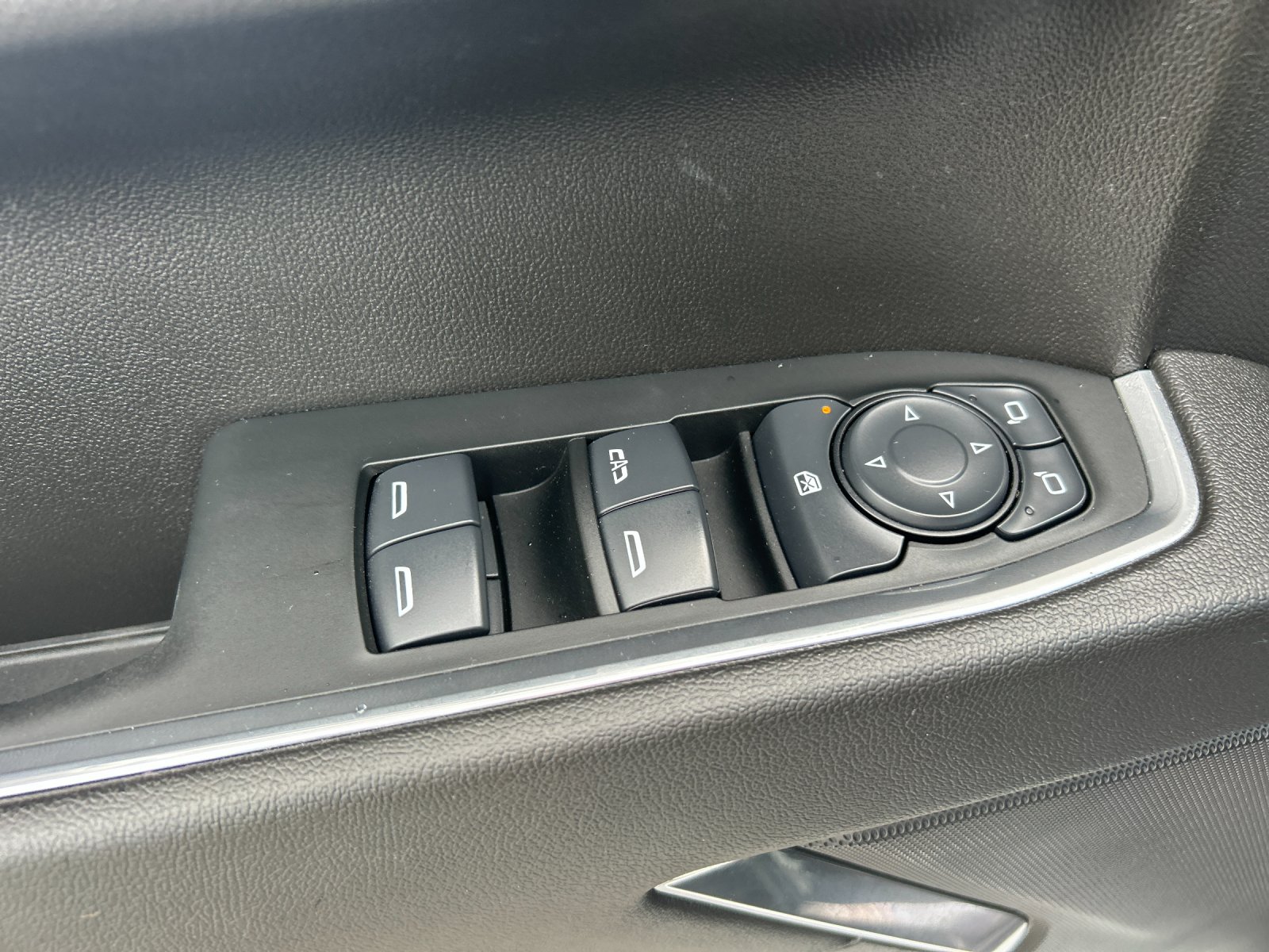 Used 2024 Summit White GMC Elevation image 13