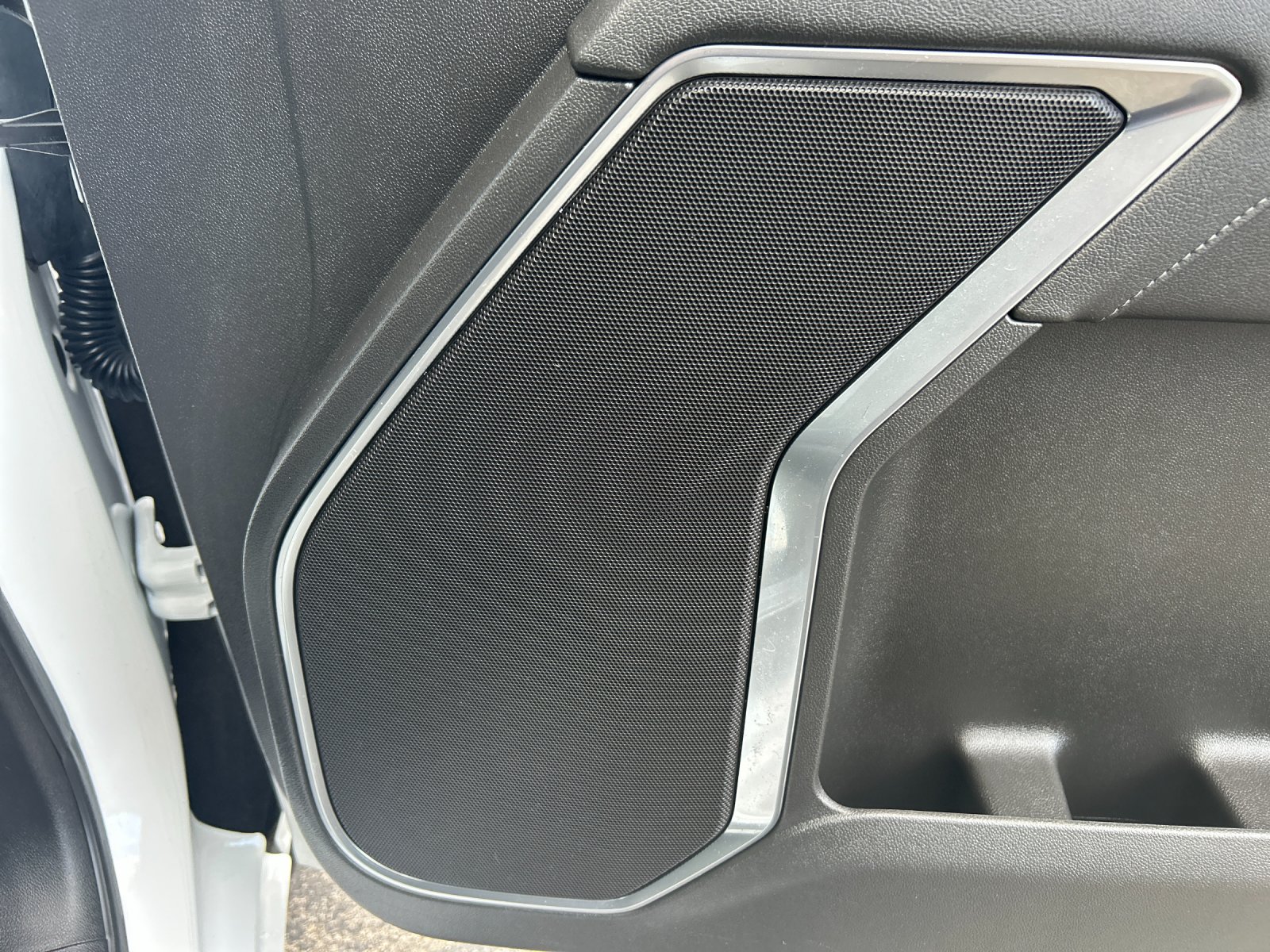 Used 2024 Summit White GMC Elevation image 21