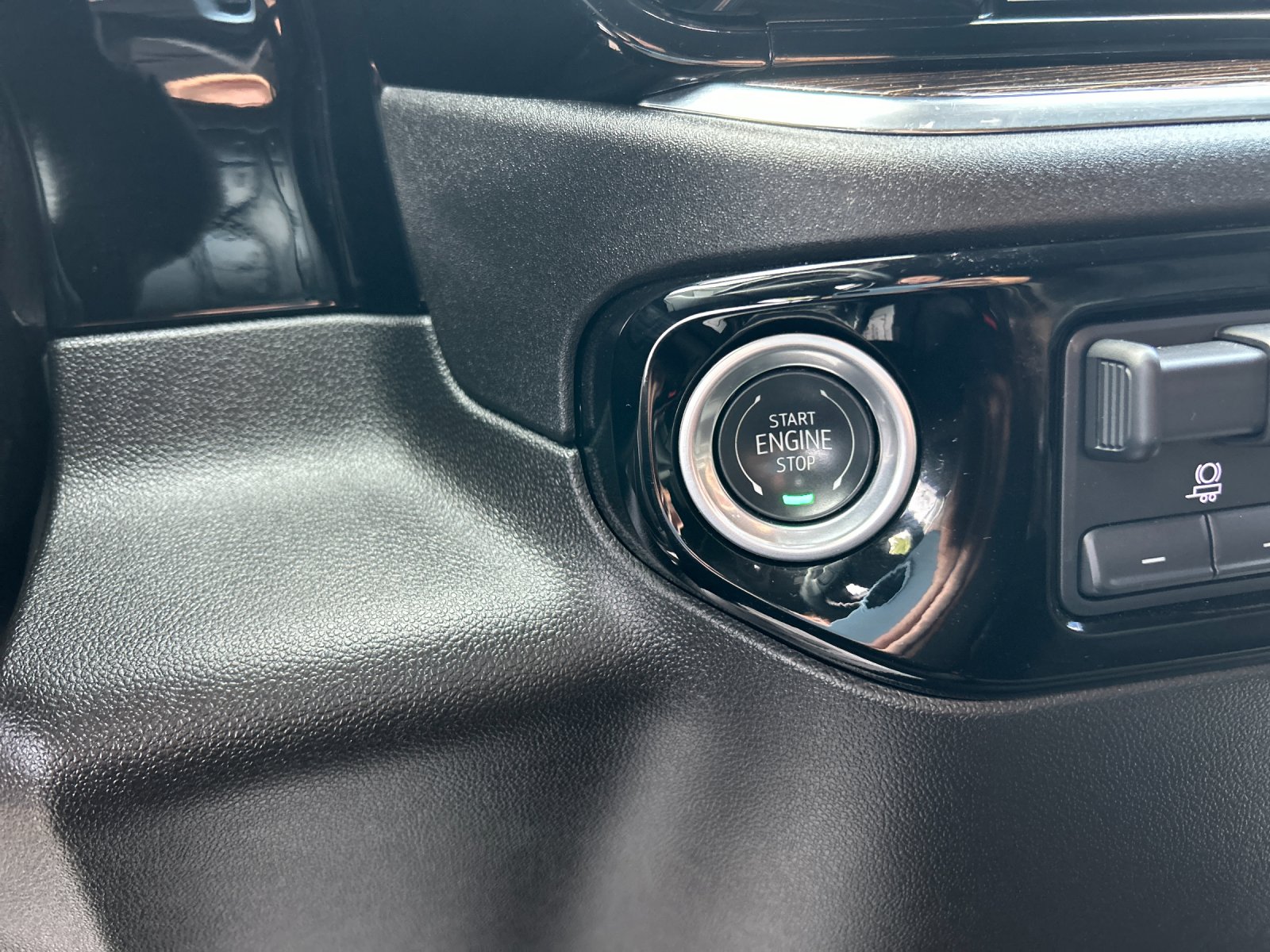 Used 2024 Summit White GMC Elevation image 27