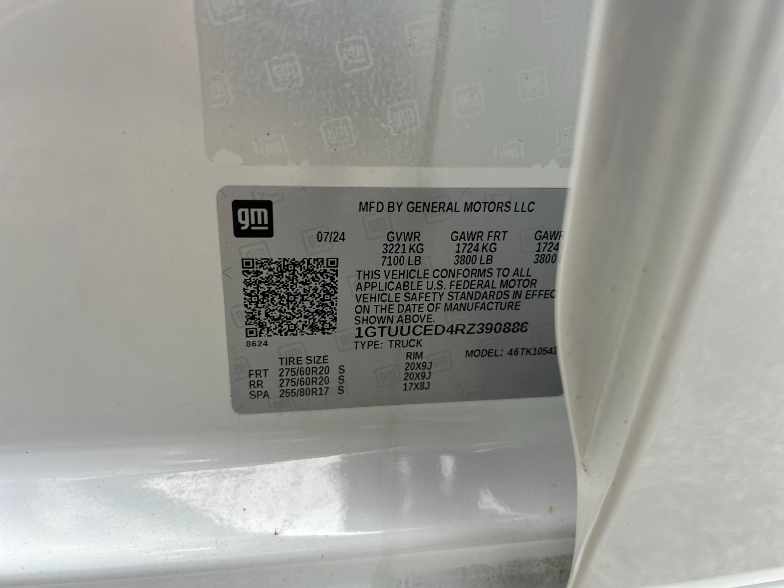 Used 2024 Summit White GMC Elevation image 34