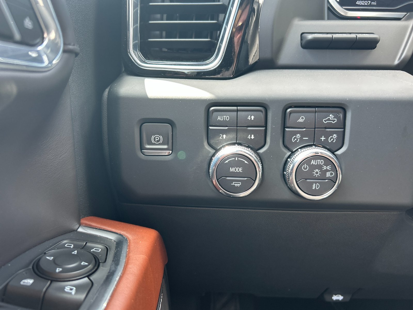 Used 2023 Sterling Metallic GMC Denali Ultimate image 32