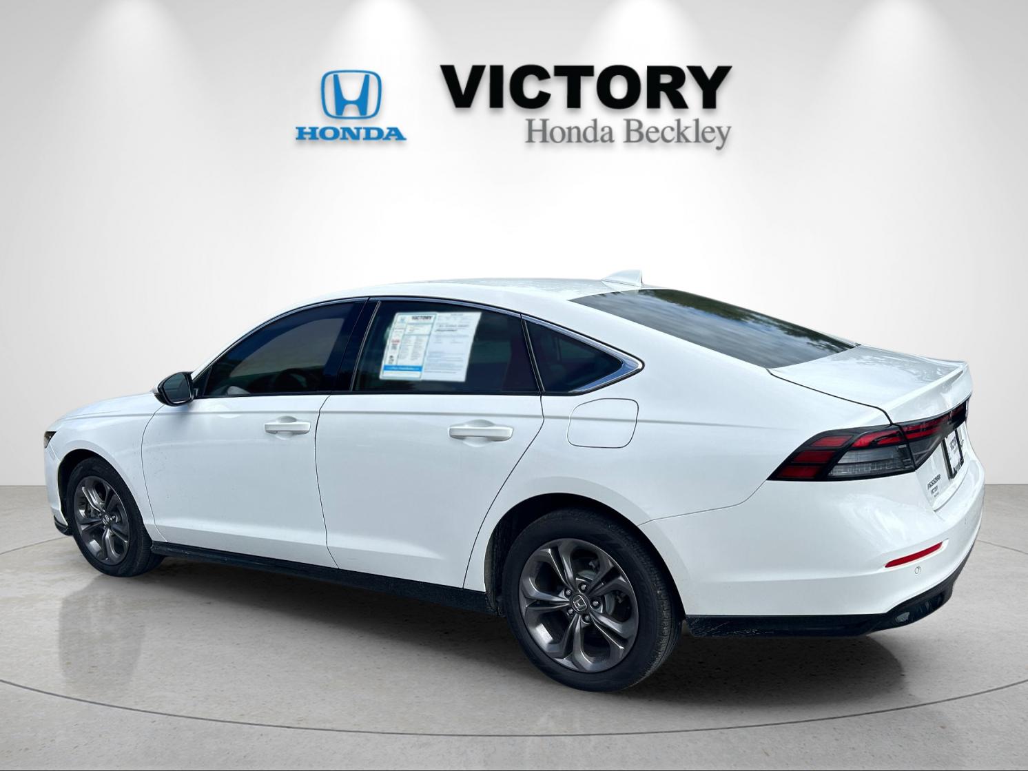 Used 2023 Platinum White Pearl Honda EX-L image 3