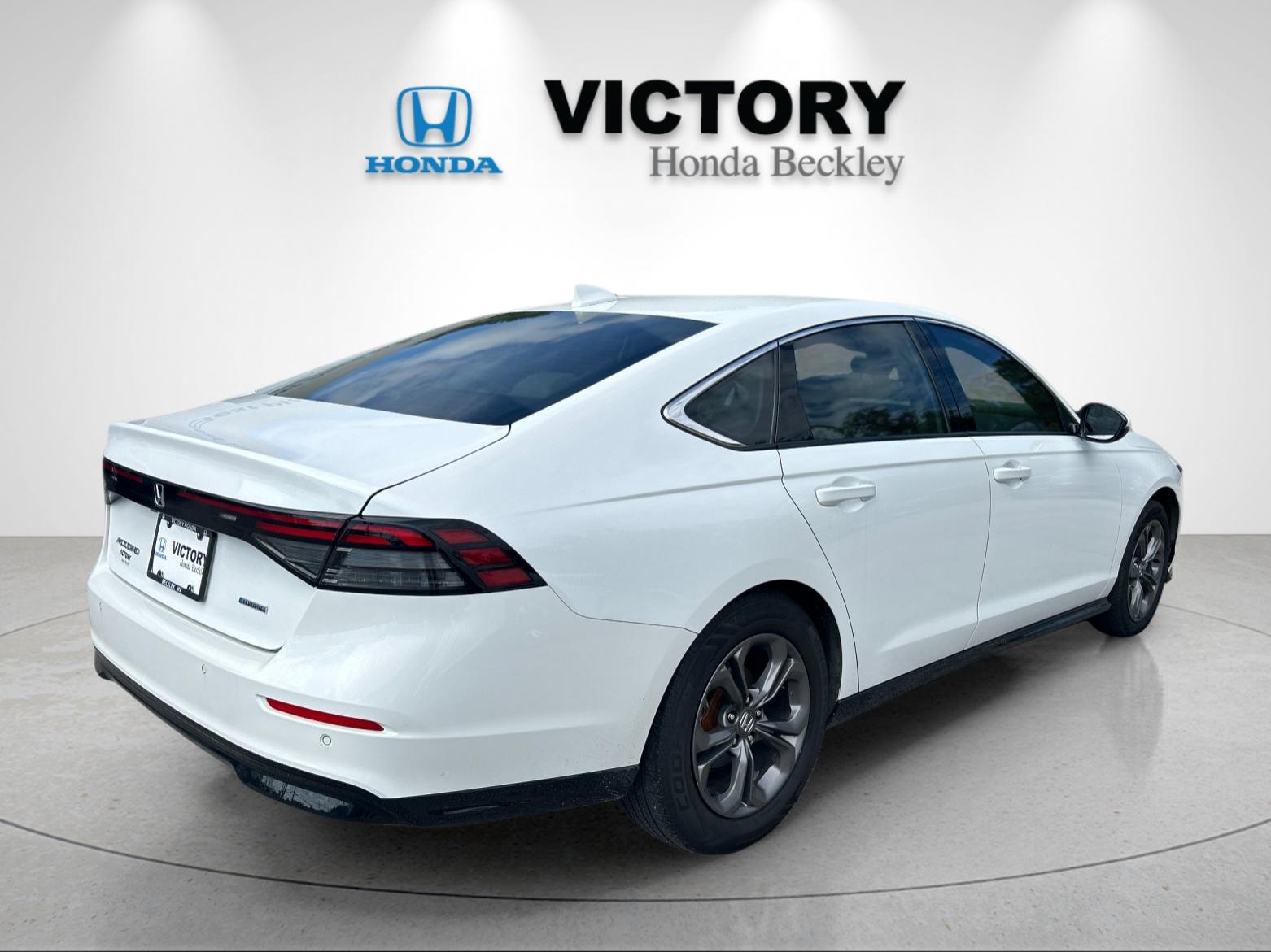 Used 2023 Platinum White Pearl Honda EX-L image 5