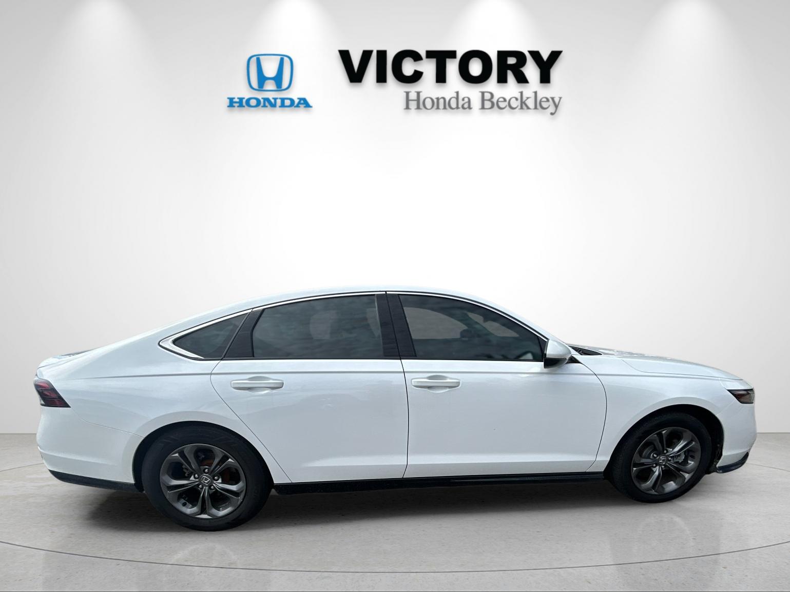 Used 2023 Platinum White Pearl Honda EX-L image 6
