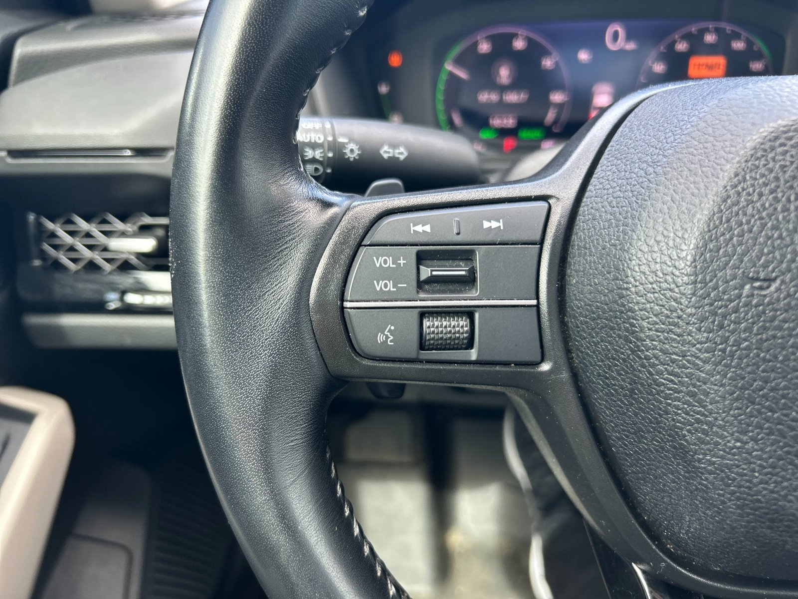 Used 2023 Platinum White Pearl Honda EX-L image 27