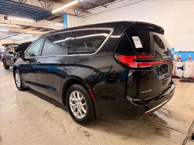Used 2025 Diamond Black Chrysler Select image 5