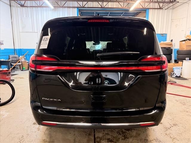 Used 2025 Diamond Black Chrysler Select image 7