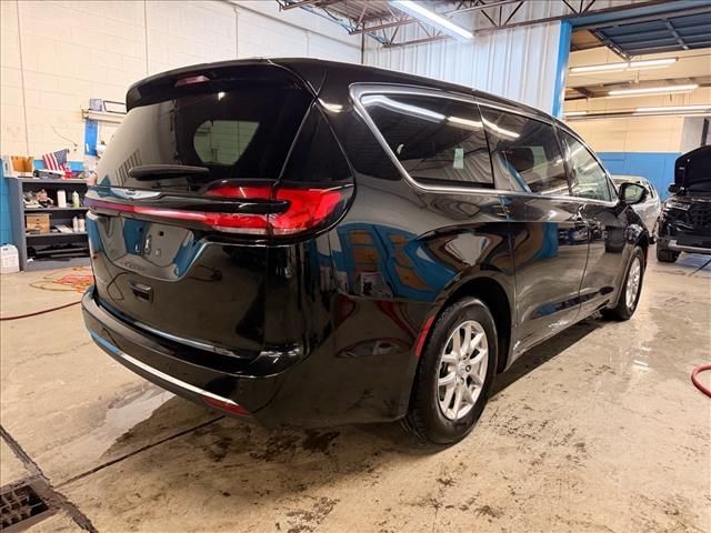 Used 2025 Diamond Black Chrysler Select image 8