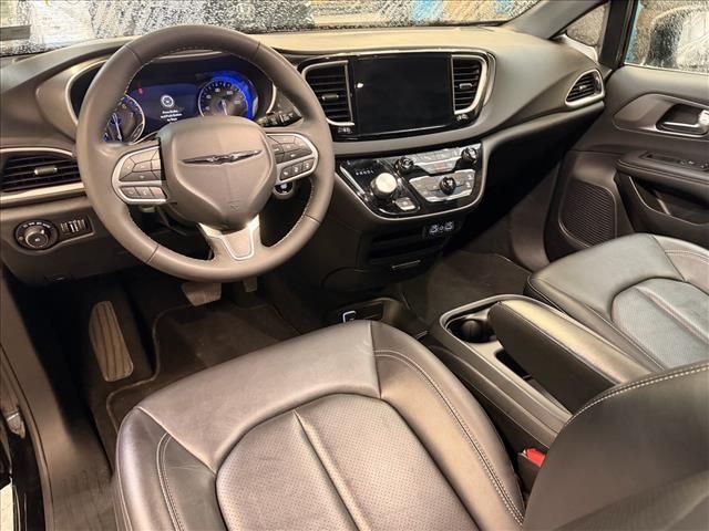 Used 2025 Diamond Black Chrysler Select image 9