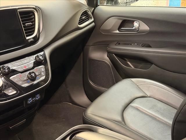 Used 2025 Diamond Black Chrysler Select image 10