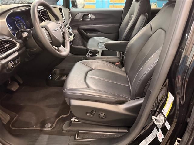 Used 2025 Diamond Black Chrysler Select image 11