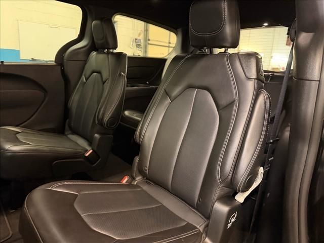 Used 2025 Diamond Black Chrysler Select image 13