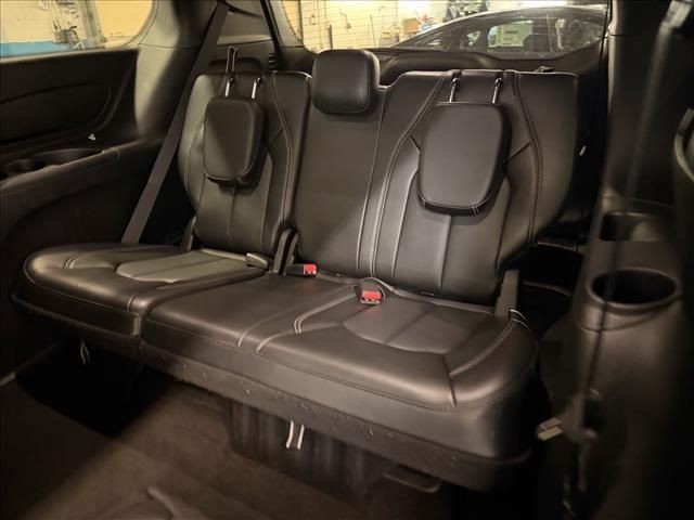 Used 2025 Diamond Black Chrysler Select image 14