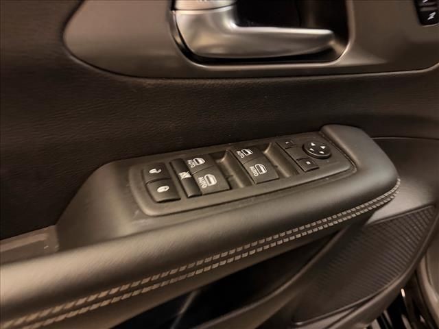 Used 2025 Diamond Black Chrysler Select image 15