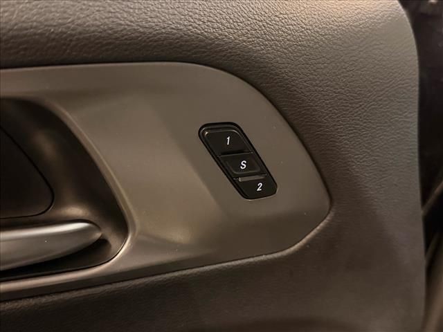 Used 2025 Diamond Black Chrysler Select image 16