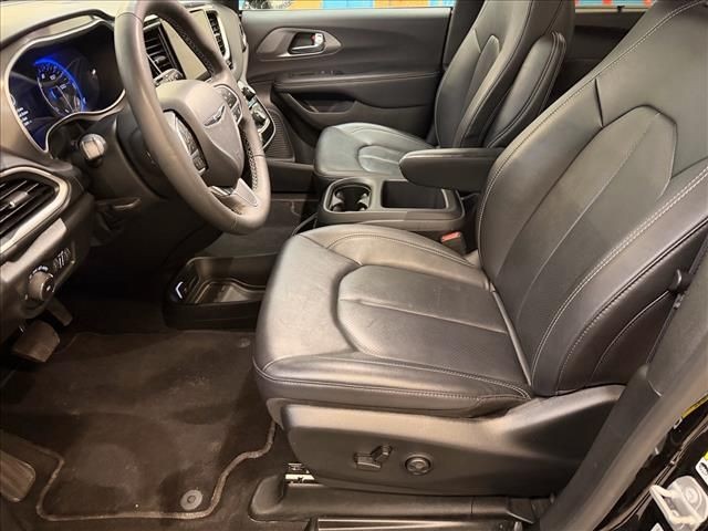 Used 2025 Diamond Black Chrysler Select image 17