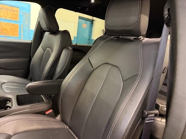Used 2025 Diamond Black Chrysler Select image 18