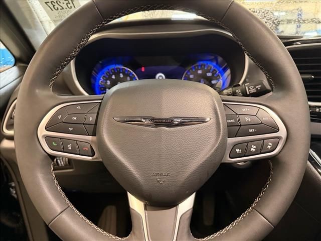 Used 2025 Diamond Black Chrysler Select image 19